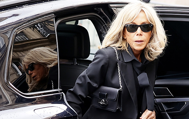 Macronovi předloží fotografické důkazy, že první dáma Francie je žena