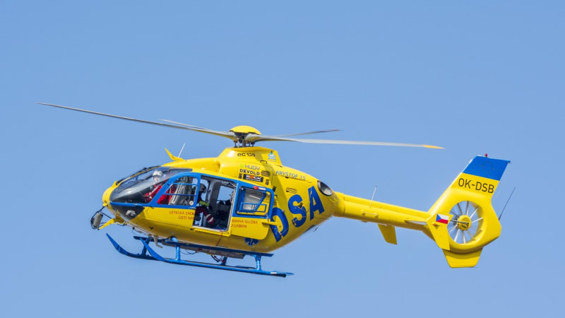 Srážka autobusu s osobákem uzavřela silnici na Svitavsku. Pro zraněné letěl vrtulník