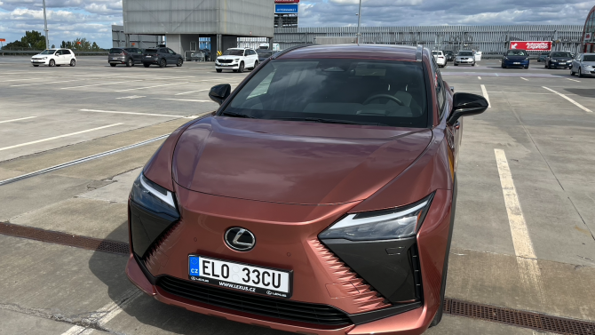 Designová perla mezi elektromobily: Elektrický Lexus RZ je vhodný do městského provozu
