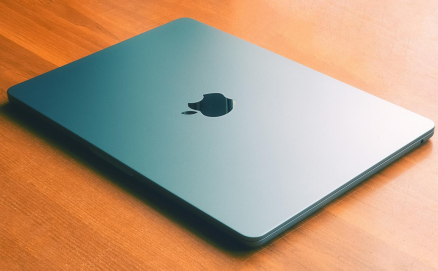Tahle nabídka se nemusí opakovat. MacBook Air můžete mít teď doslova za poloviční cenu