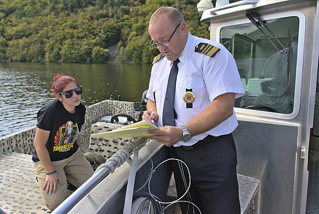 Přítel jí svěřil kormidlo bez papírů, platit budou oba. Jak pracuje vodní policie