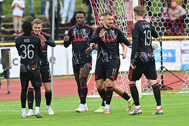 Sparta dala v poháru Varům pět gólů, Ostrava rozhodla v závěru, Olomouc se trápí