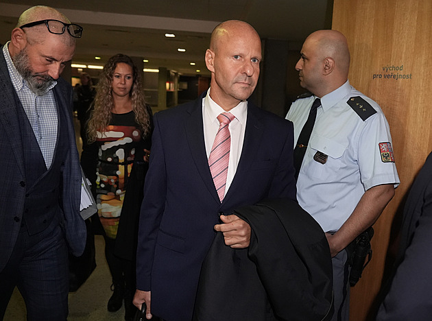Peníze pro „Slepičáka“? Hlubuček u soudu odmítl vinu v kauze Dozimetr