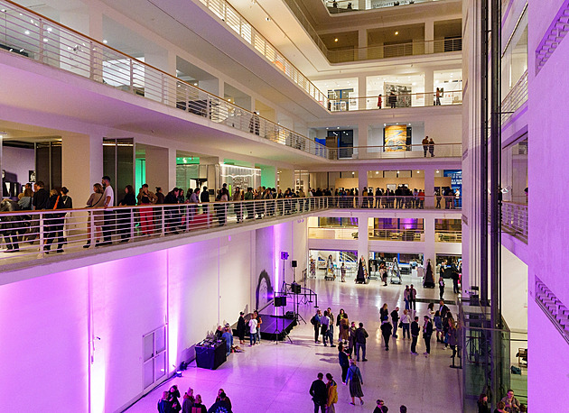 Národní galerie Praha uvádí laureáty Chalupeckého ceny a retrospektivu Veselého