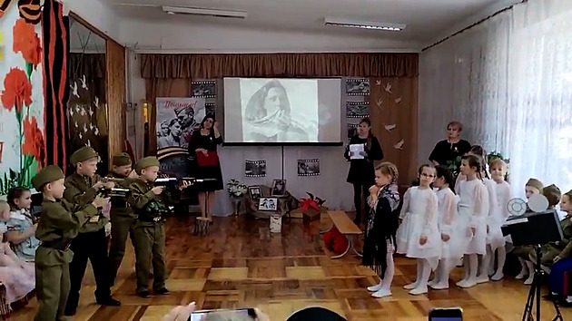 VIDEO: Dívka oplakává syna, kluci střílejí. Ruská školka nacvičila válečnou scénku