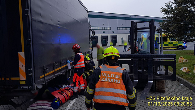 Řidiči se pod kolem nezabrzděného kamionu zaklínila noha, kolos mu ji rozdrtil