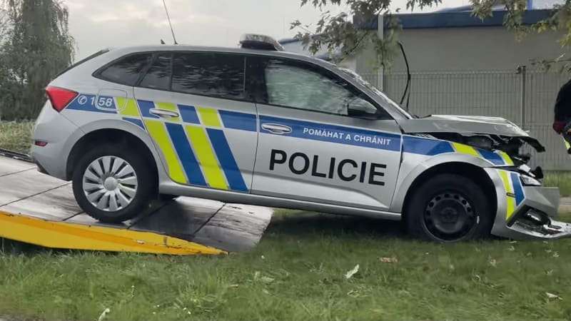 Policisté jeli k bombě, v Děčíně nabourali do stromu. Šlo o planý poplach, skončili v nemocnici