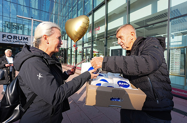 Volební last minute. Lídr hnutí ANO Babiš v centru Ostravy rozdává koblihy
