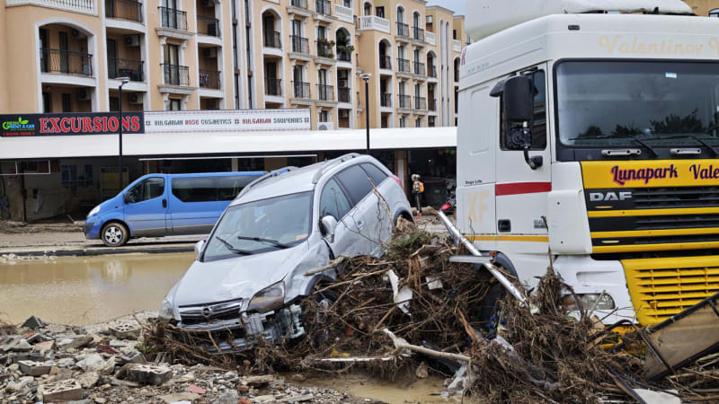 Povodně braly životy: Ulice se v Bulharsku změnily v řeky, záběry ukazují auta unášená vodou