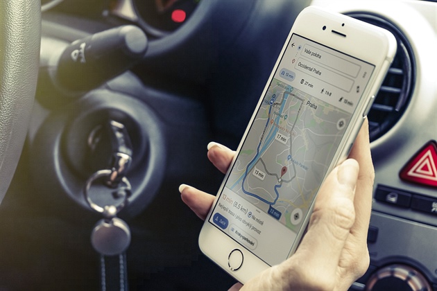 Mobil z ruky! Policie tento týden loví telefonisty za volantem