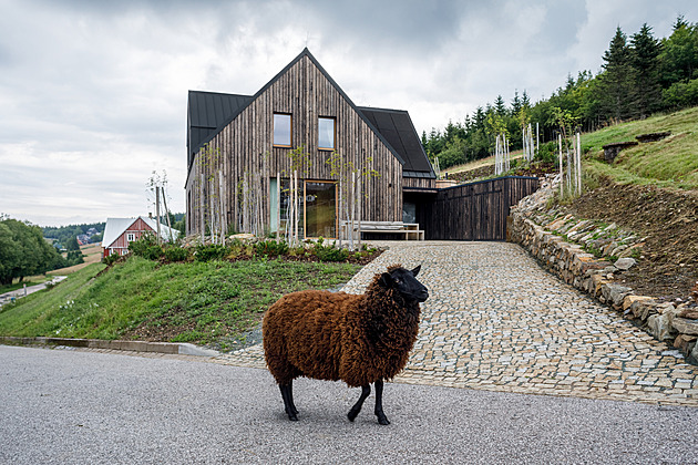 Parádní nová chata v Horní Malé Úpě má výhled na Sněžku. Líbí se i KRNAPu