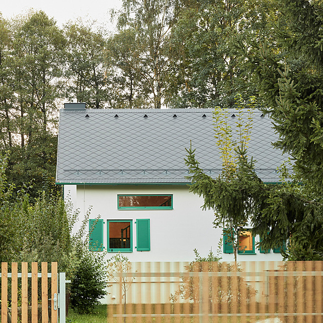 Úžasná proměna domu z 80. let v Chřibské s kouzelnou knihovnou a krbem