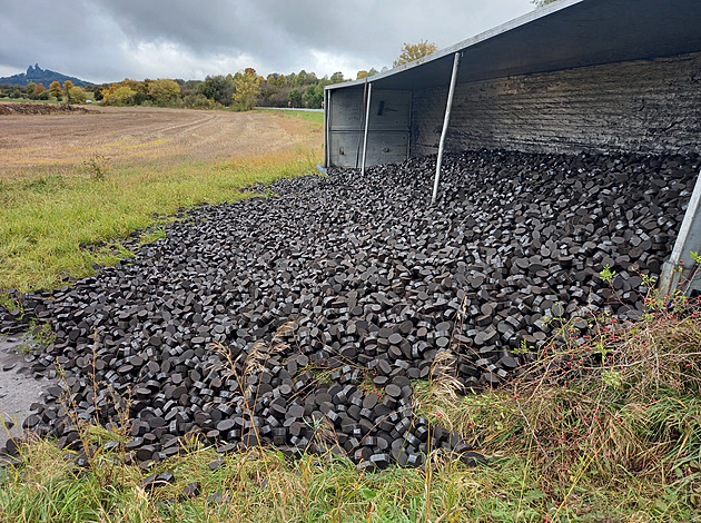 Řidič na dohled Trosek převrátil kamion s uhlím, to se vysypalo do pole