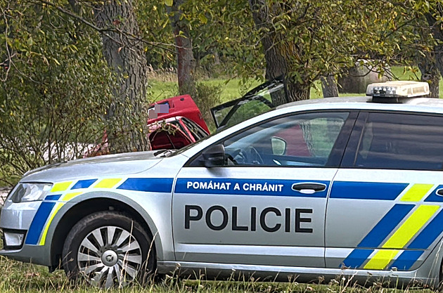 Šestnáctiletá dívka posilněná alkoholem skončila se škodovkou v příkopu