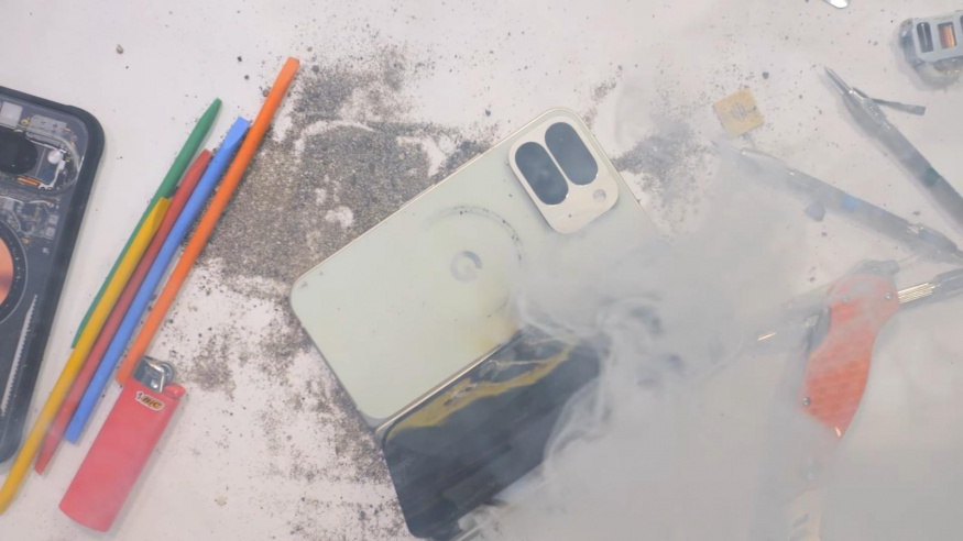 Pixel 10 Pro Fold pohořel v testu odolnosti! Youtuberovi se vznítil přímo před kamerou