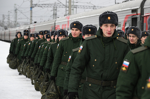Pro zahřátí i kvůli maskování. Sibiřské město poslalo ruským vojákům sobí kůže