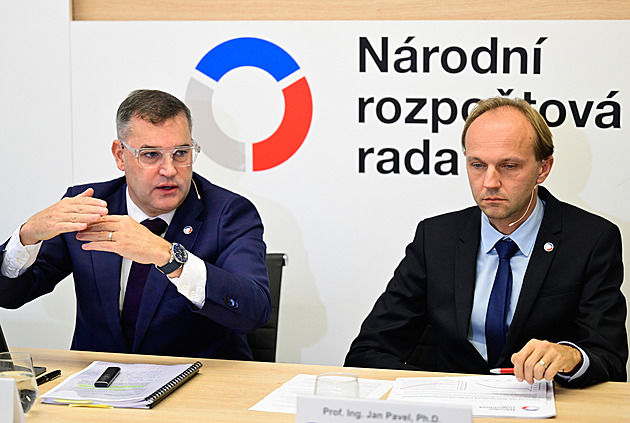 Státní rozpočet je pod palbou kritiky. Problém je s výdaji na obranu i příjmy