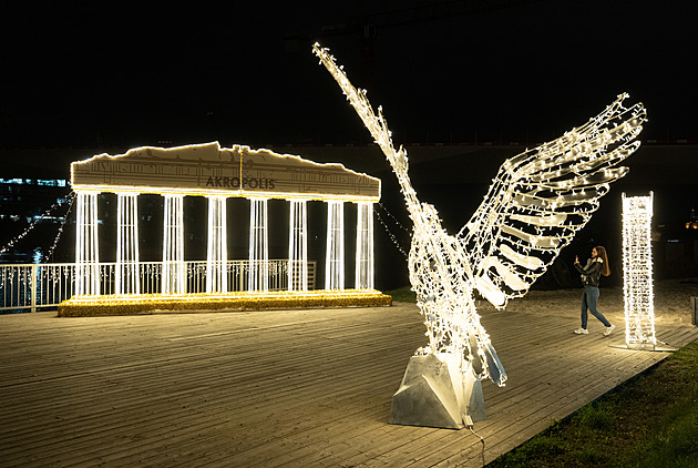 Zářící stezka napříč Evropou. Žluté lázně rozsvítí památky a dominanty kontinentu