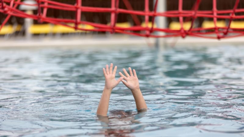 Neštěstí v bazénu: Tříletá holčička bojuje o život, policie na Rhodosu zadržela strýce