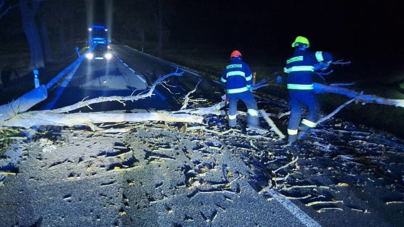 Bouřlivý vítr řádil v Česku. Spadlé stromy komplikují dopravu, hasiči hlásí desítky výjezdů