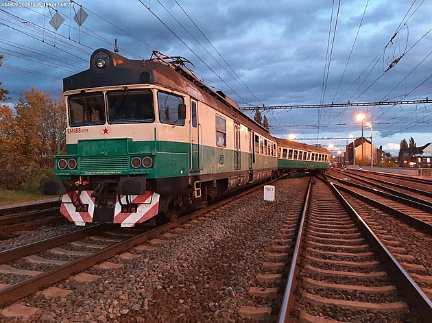 V Přerově vykolejil historický vlak Pantograf, na trať vyjel mimořádně