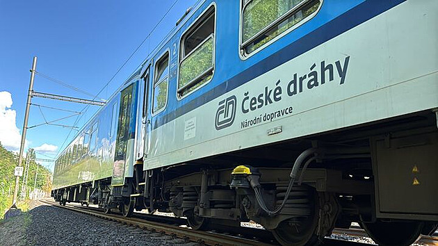 Lokomotiva na jihu Čech projela návěstidlo, cestující uvázli v zastaveném rychlíku