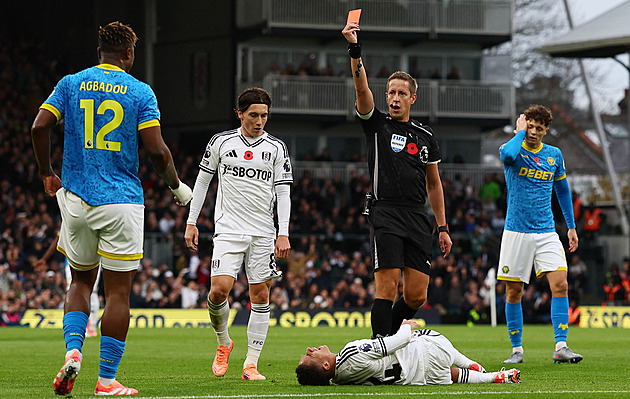 ONLINE: Arsenal před cestou na Slavii vede v Burnley, Krejčího tým dohrává v deseti