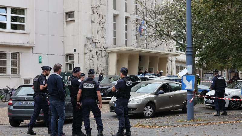 Muž ve Francii úmyslně najel do lidí, devět jich zranil. Křičel Alláhu akbar, pak zapálil vůz