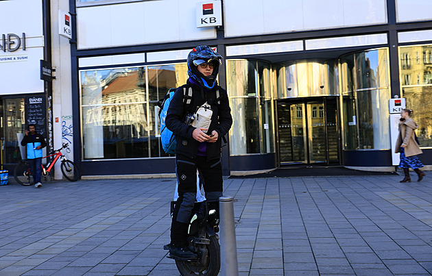 První týden zákazu jednokolek v centru Brna: hříšníci využívají boční uličky