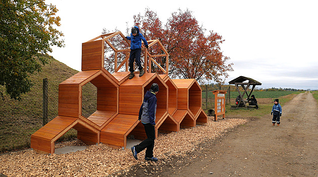 Pekelný kopec už střeží včely a mravenci. Prozkoumat lze ptačí hnízdo i úly
