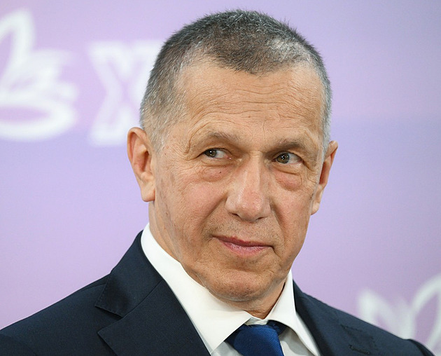 Střílel na mě obrněnec! Ruský vicepremiér se chlubí zážitky z fronty, prý bere i děti