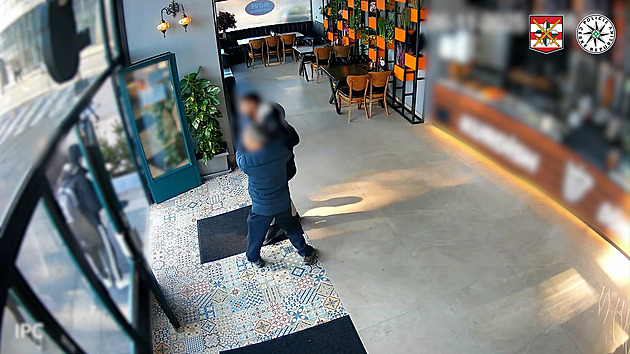 Nebojácný prodavač se rozběhl za lupičem, který v obchodě okradl seniorku