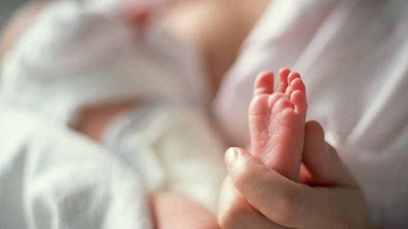 V záchodové nádržce v Bangkoku našli novorozence. Dívenku zachránila uklízečka