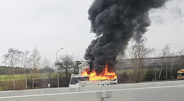 Plameny na Pražském okruhu. Vzplál autobus, hašení zastavilo provoz
