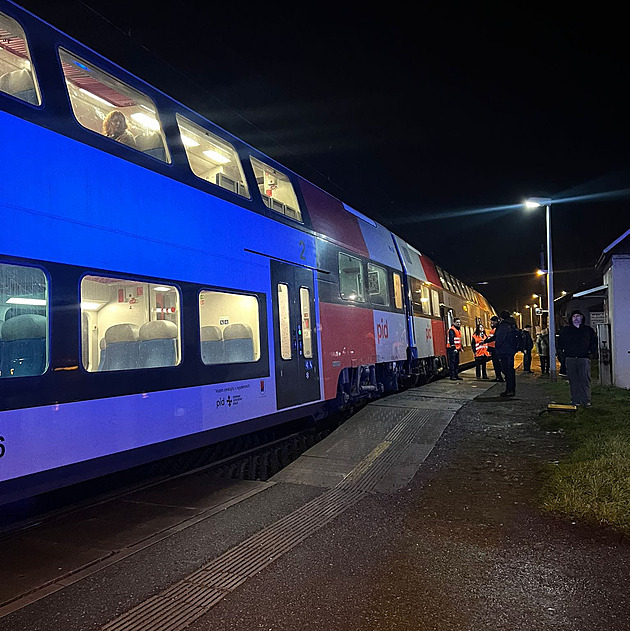 V Mnichovicích se sesunulo kamení na trať, stála v úseku Strančice-Senohraby