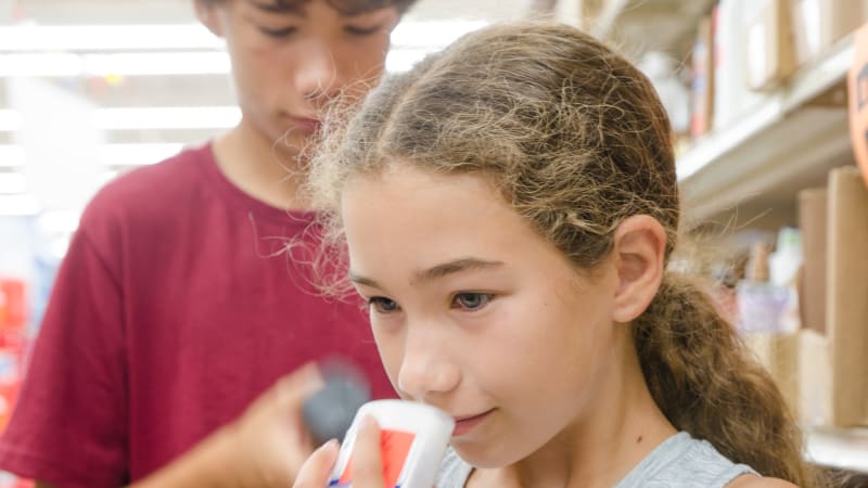 Nebezpečný trend na sociálních sítích: Co je chroming, kvůli kterému zemřela i 13letá dívka?