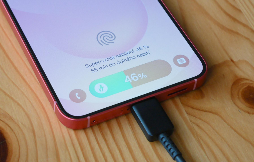 Galaxy S26 Ultra konečně zrychlí nabíjení. Takto vypadá nová 60W nabíječka