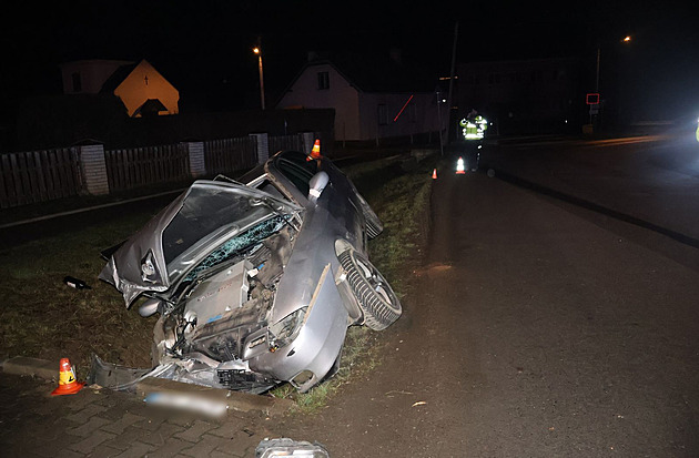 Opilý šofér se zákazem řízení boural v obci, po půlnoci narazil do mostku