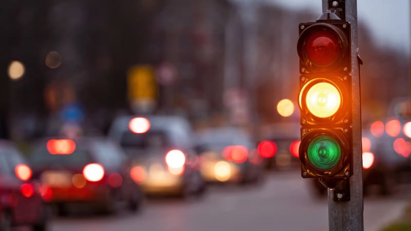 Naháč řídil dopravu v Opavě. Záběry baví internet, přijela na něj skutečná policie