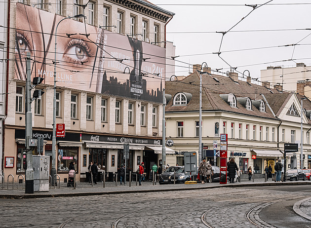 Složité tažení proti reklamě. Plachty mizí pomalu, firmy proces zdržují přes soudy