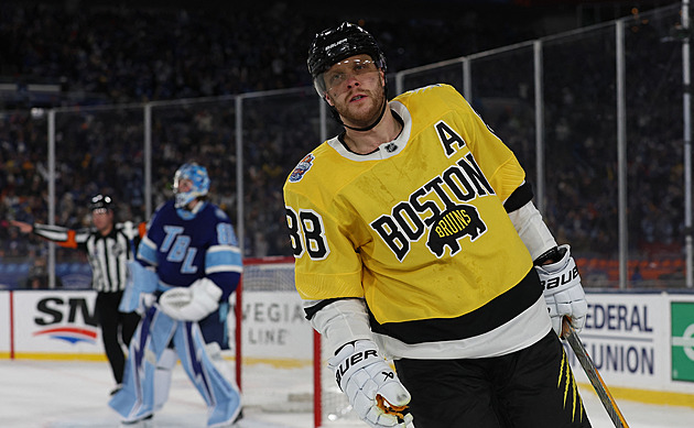 Pastrňák v utkání pod širým nebem asistoval, Hertl se trefil za Vegas