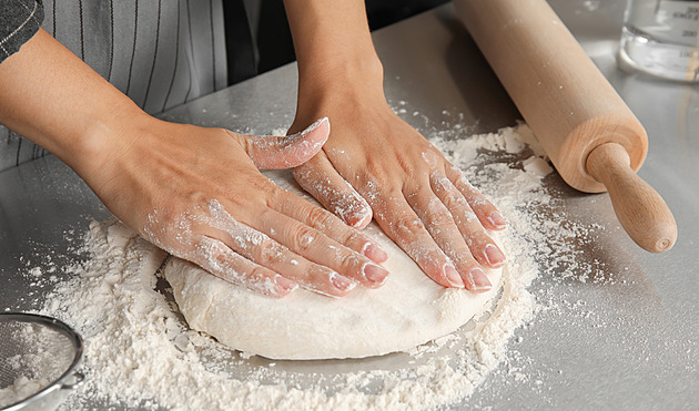 Proč má těsto kynout v lednici? Pomalé kynutí v chladu zlepšuje chuť i vůni