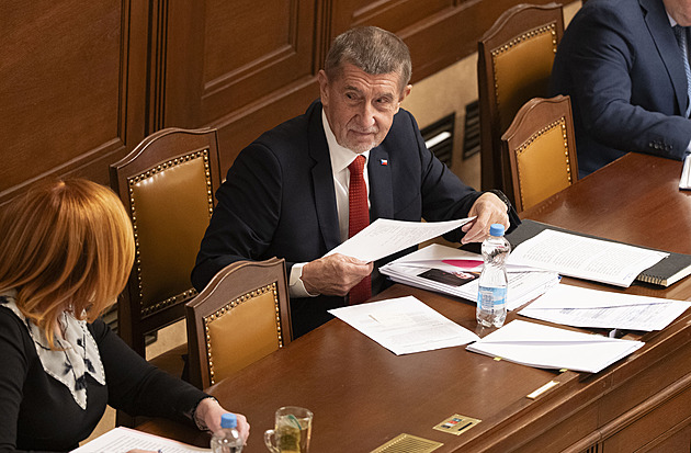 Na jednání o nedůvěře vládě má dorazit i Macinka, je omluven jen do oběda