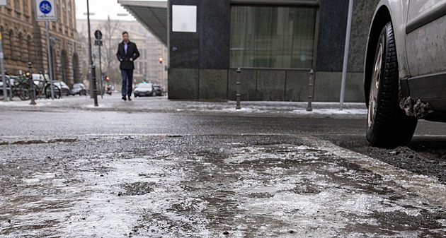 Meteorologové rozšířili výstrahu. Ledovka hrozí v devíti krajích ve středu i ve čtvrtek