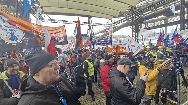 Odboráři v Ostravě manifestují za průmysl a revizi povolenek, podpořil je Babiš