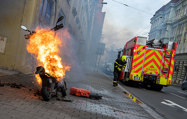 Elektrokoloběžky hoří stále častěji, varují hasiči. Chtějí zákaz nabíjení v bytech