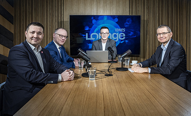 Češi nechávají moc peněz na účtech. Inflace je tiše ukusuje, varují experti