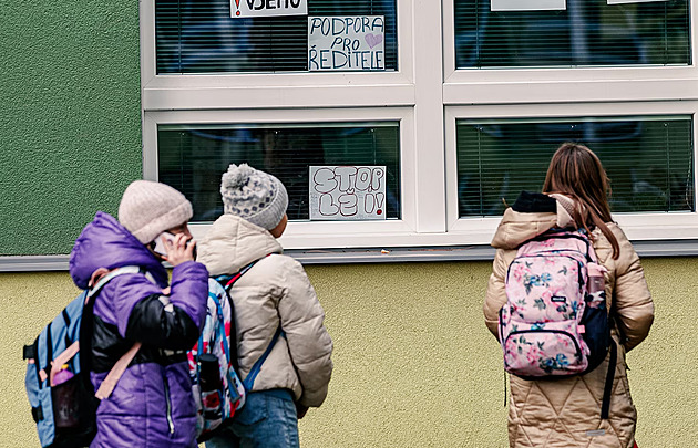 Meče i výhrůžky střelbou. Kriminality ve školách přibývá, varuje policie