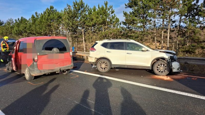 Hromadná nehoda na D11: Na místě několik zraněných, střetla se auta s náklaďákem