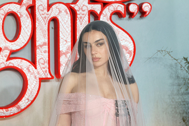 RECENZE: Láska mezi kapkami krve. Deska Charli xcx bolí na těle i na duši